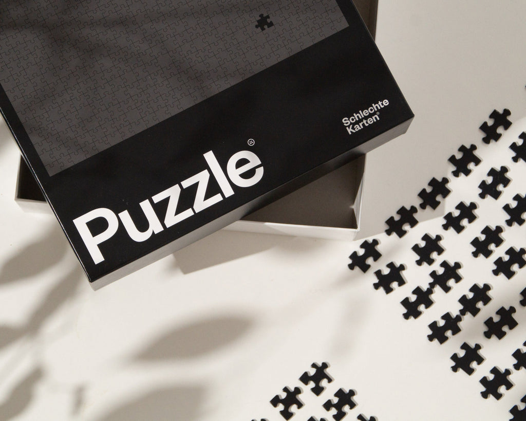 Demotivierendes Puzzle, geöffneter Karton, Detailansicht auf einzelne Puzzleteile
