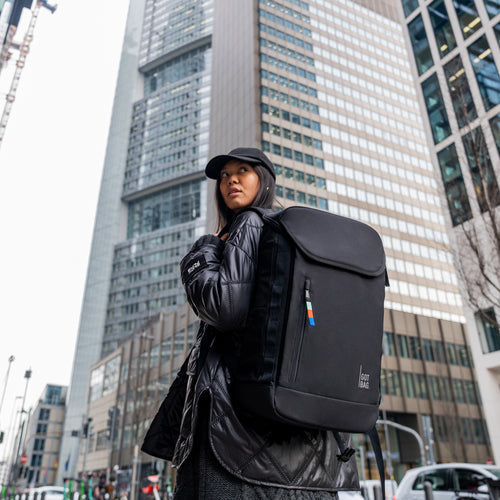 Black X Pro Pack, auf der Schulter getragen von einem Model