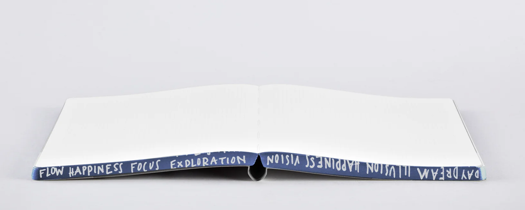 Word Plays X Notizbuch L aus recyceltem Denim, aufgeschlagen