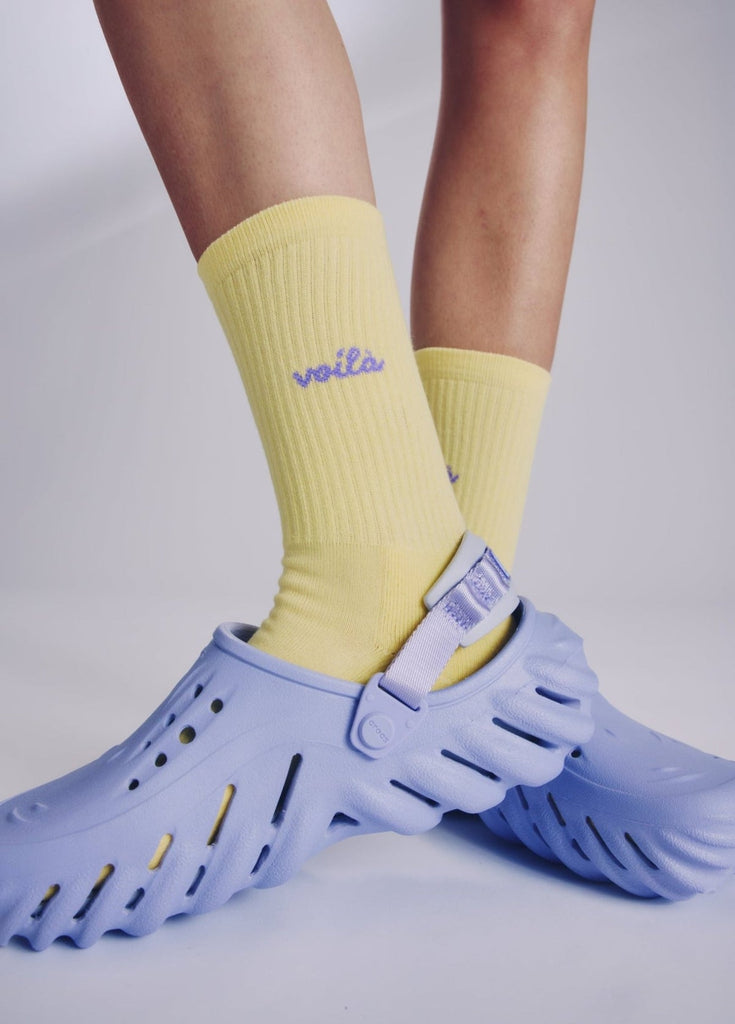 Voilà X French Socks, getragen von einem Model mit violetten Schuhen