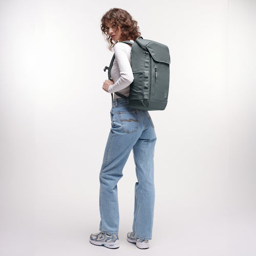 Basalt Monochrome X Pro Pack, ein Model trägt den Rucksack auf dem Rücken