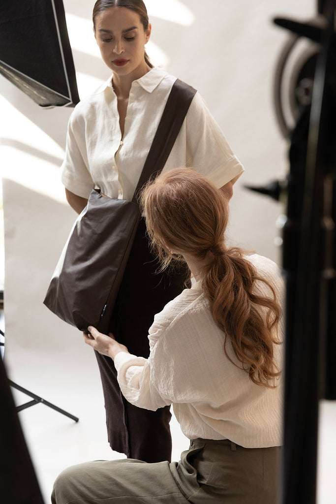 Coffee X Feel Good Bag, crossbody getragen von einem Model