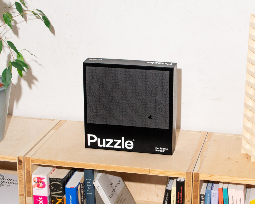 Demotivierendes Puzzle auf einem Regal aus Holz