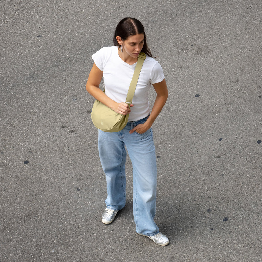 Small Nori Monochrome X Moon Bag crossbody getragen von einem Model