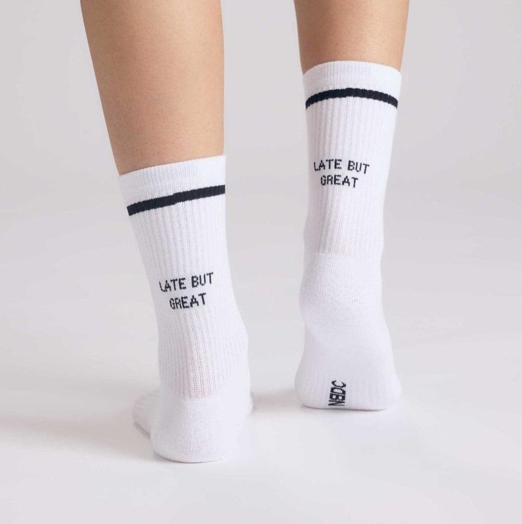 LATE BUT GREAT X White Statement Socks, getragen von einem Model, Schriftzug hinten auf dem Knöchel