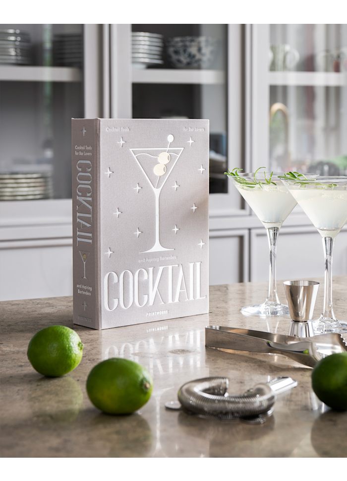 Cocktail-Set mit Limetten und Gläsern auf einem Küchentisch
