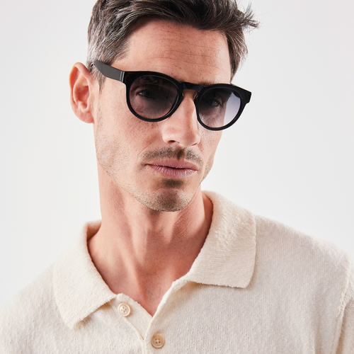 Black NO.05 X RE:SHADES, getragen von einem Mann