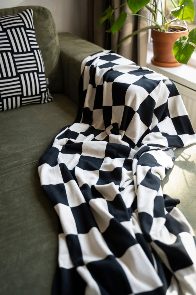 Ecru-Schwarz X Caro Plaid Kuscheldecke, dekoriert auf einer Couch