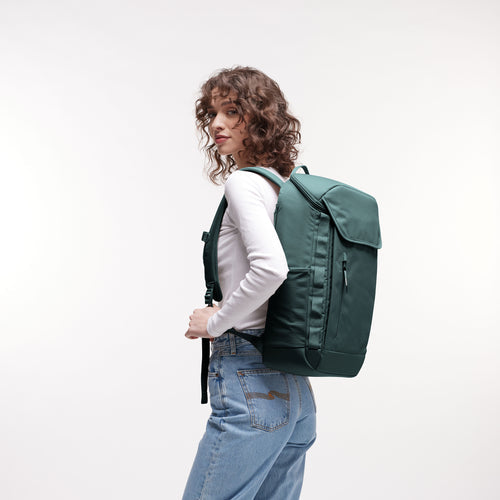 Sea Teal Monochrome X Pro Pack, auf dem Rücken getragen von einem Model