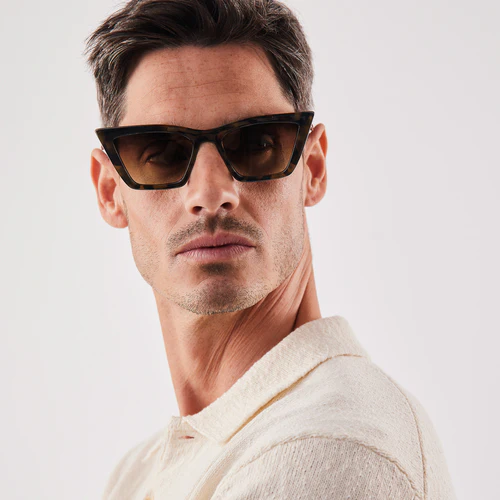 Tortoise NO.02 X RE:SHADES, Sonnenbrille getragen von einem Model