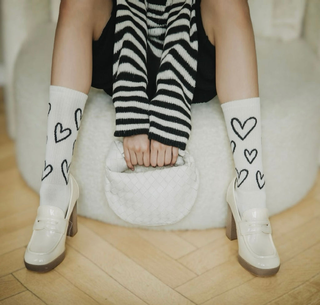 Lots of Love X Socken, getragen von einem Model