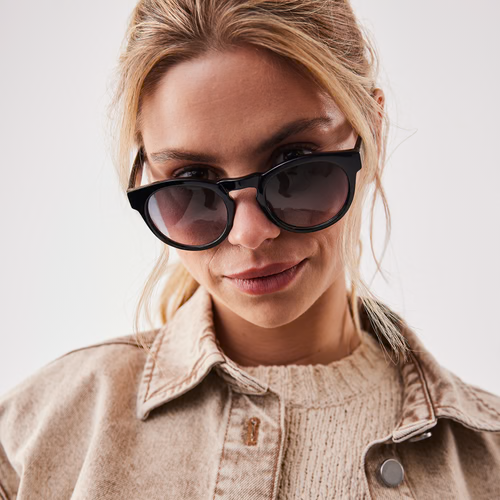 Black NO.05 X RE:SHADES, getragen von einer Frau