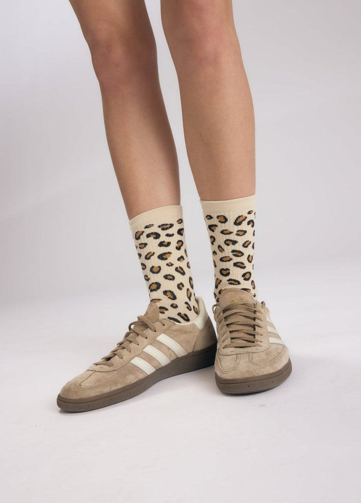 Leo X Animal Socks getragen mit hellbraunen Adidas-Sneakern
