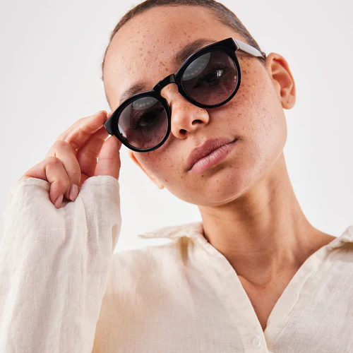 Black NO.05 X RE:SHADES, getragen von einer Frau