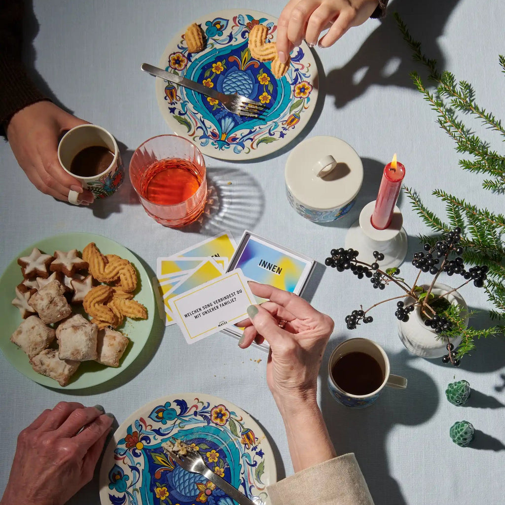 Familie X 66 Fragen, um uns besser zu verstehen, es wird gespielt am weihnachtlich gedeckten Kaffeetisch