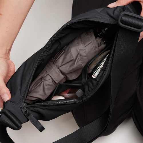 Blick in die Tasche mit Schirm, Geldbeutel, Lippenstift etc.