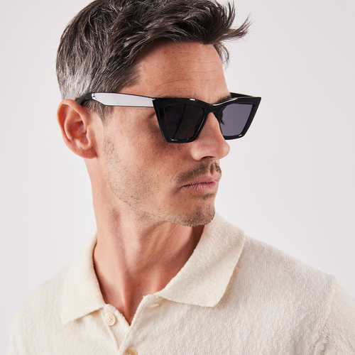 Black NO.02 X RE:SHADES, Sonnenbrille getragen von einem Mann