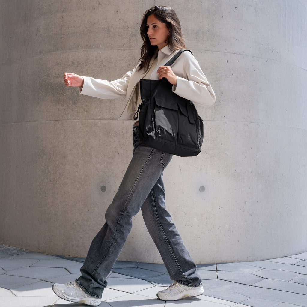 Mellow Tote Bag X Black
Got Bag
über die Schulter getragen von einem Model