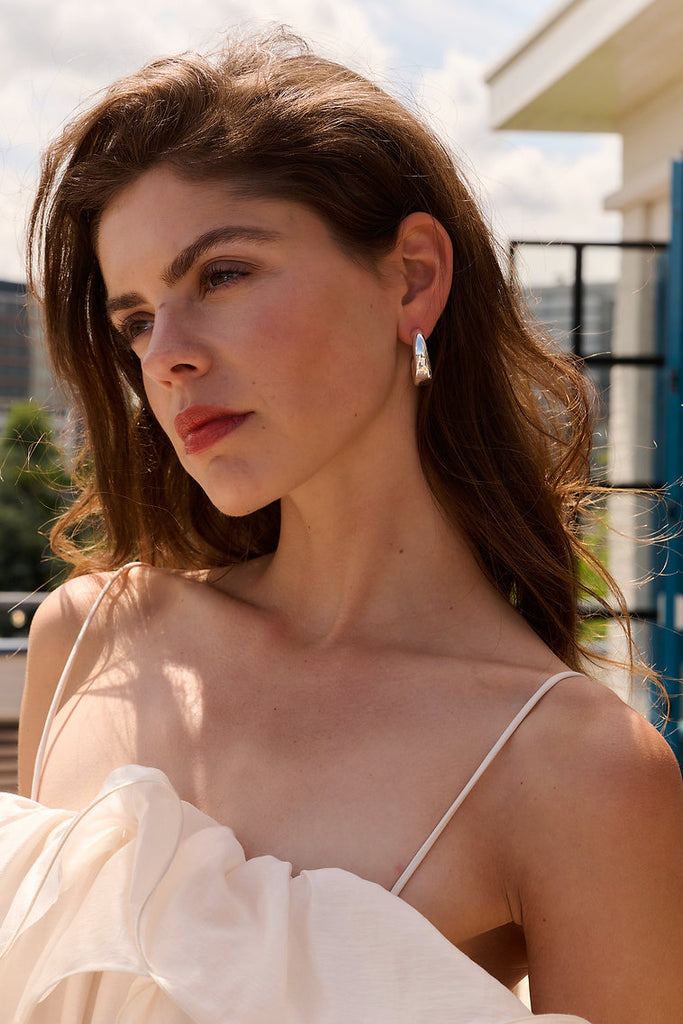 Ohrringe X Silver Cerchio, getragen von einem Model