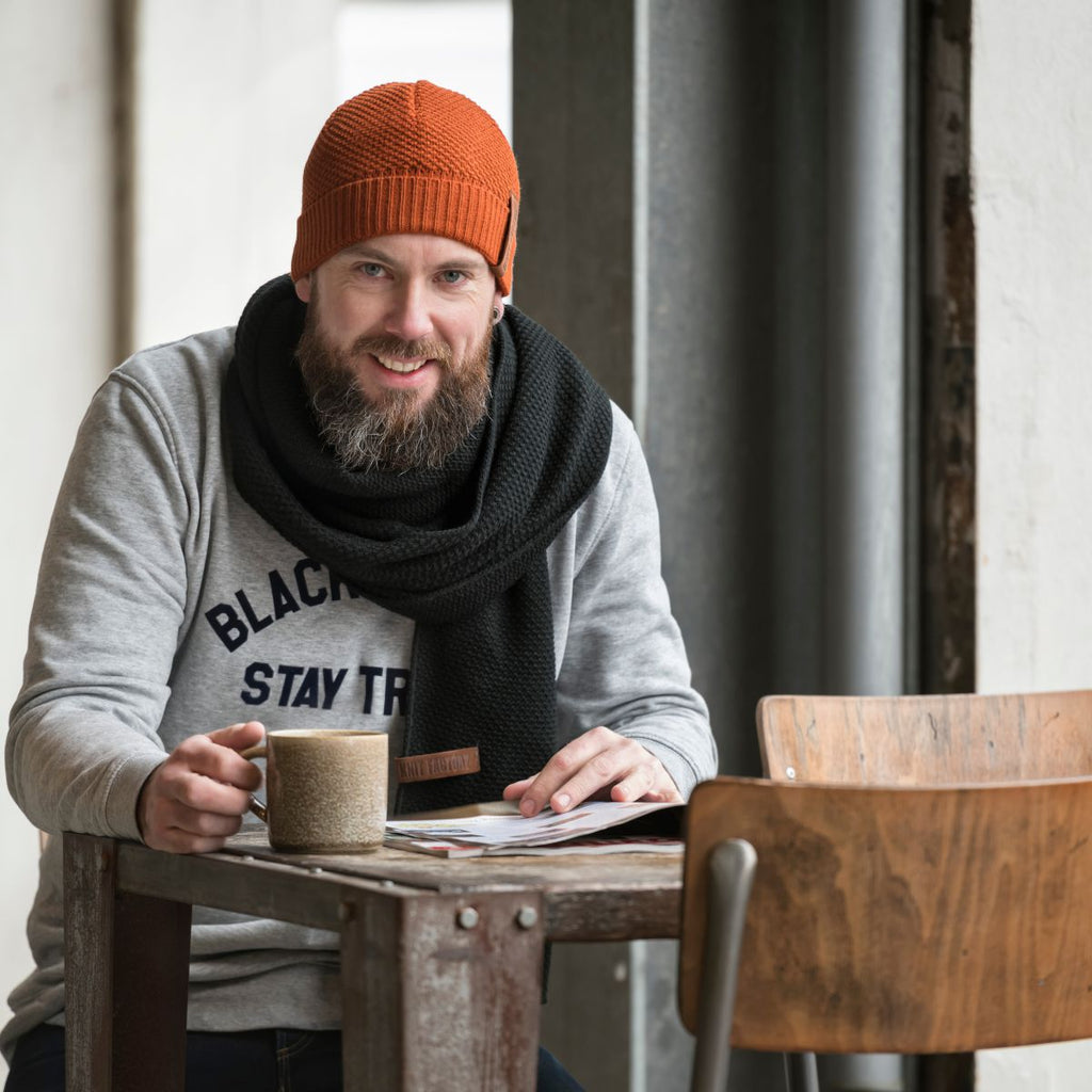 Celeste X Jazz Mütze in rostrot getragen von einem Model mit schwarzem Schal