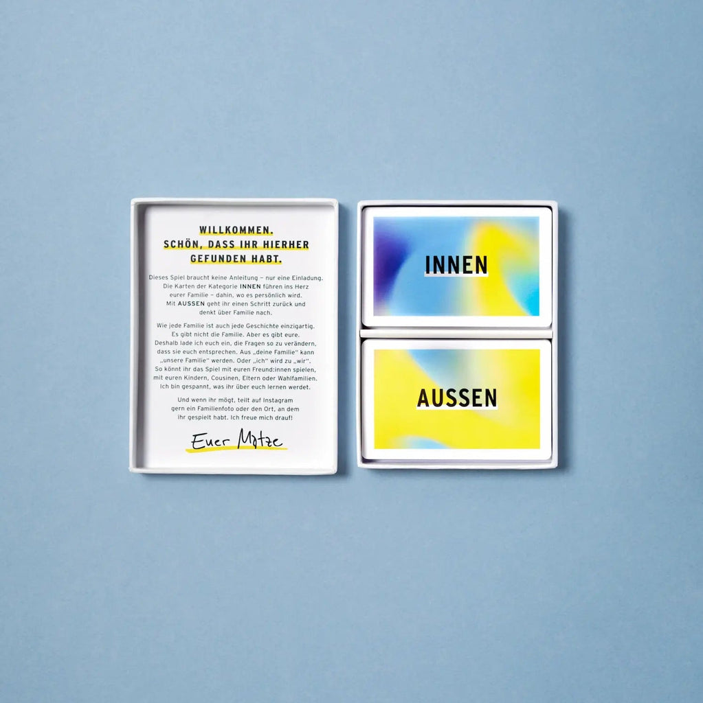 Familie X 66 Fragen, um uns besser zu verstehen, geöffneter Karton mit Inschrift im Deckel