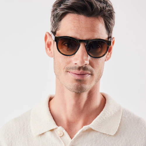 Tortoise NO.05 X RE:SHADES, getragen von einem Mann