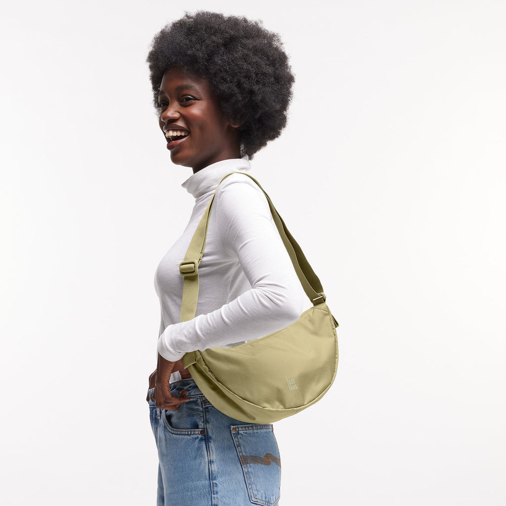 Small Nori Monochrome X Moon Bag über die Schulter getragen von einem Model