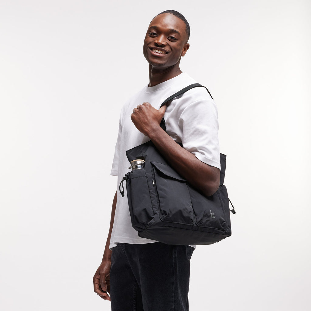 Mellow Tote Bag X Black
Got Bag 
über die Schulter getragen von einem Model