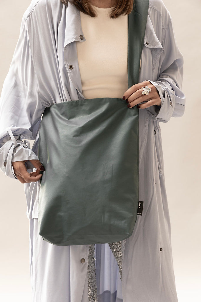 Chinois Green X Feel Good Bag, crossbody getragen