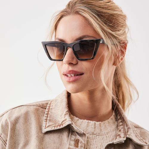 Tortoise NO.02 X RE:SHADES, getragen von einer Frau