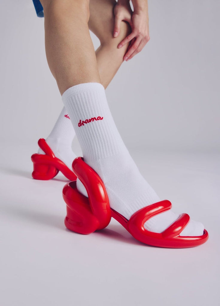 Drama X White Socks, getragen von einem Model mit roten Sandalen