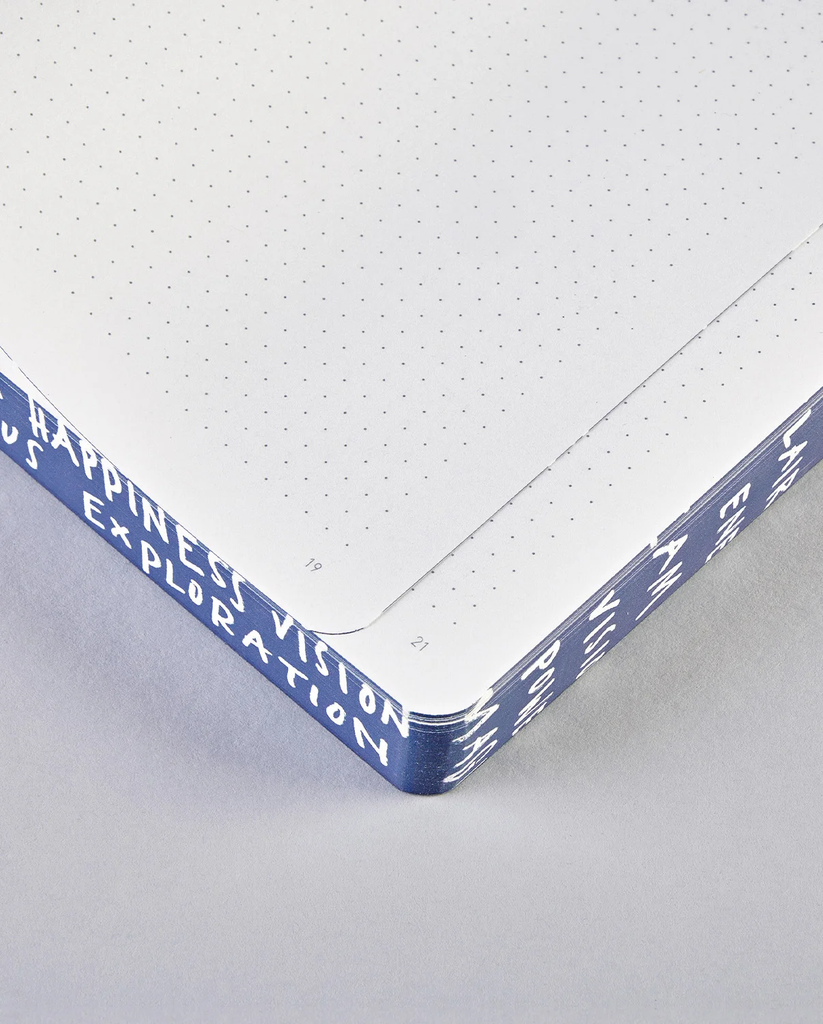 Word Plays X Notizbuch L aus recyceltem Denim, Blick ins Buch, Punktraster und Seitenzahl