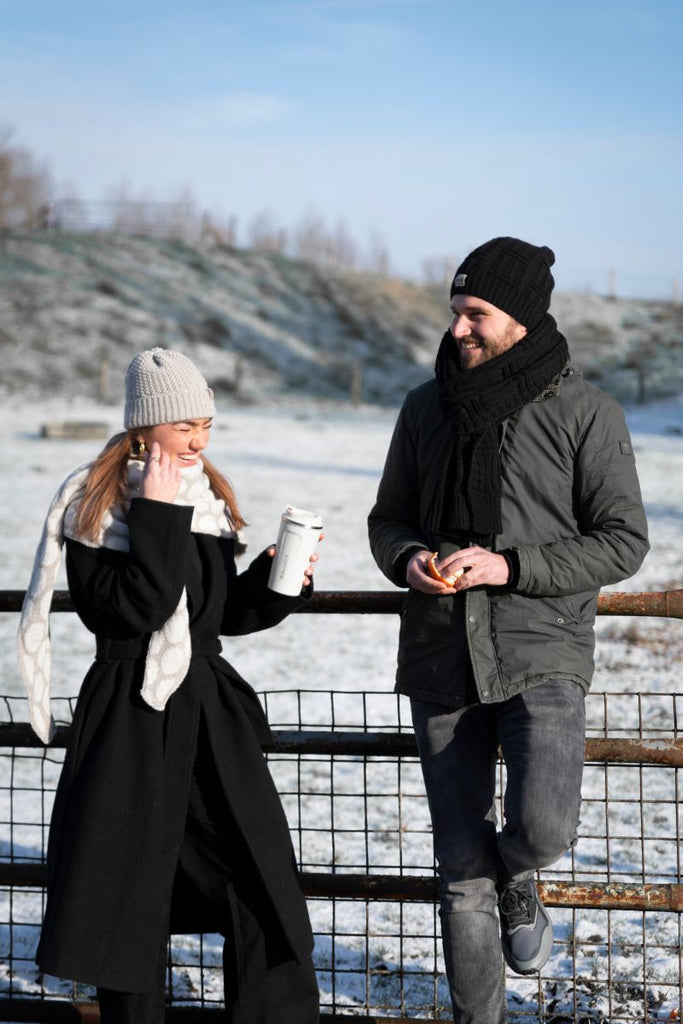 Models tragen Mützen und Schals in verschiedenen Farben