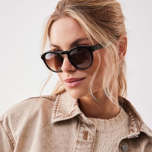 Tortoise NO.05 X RE:SHADES, getragen von einer Frau