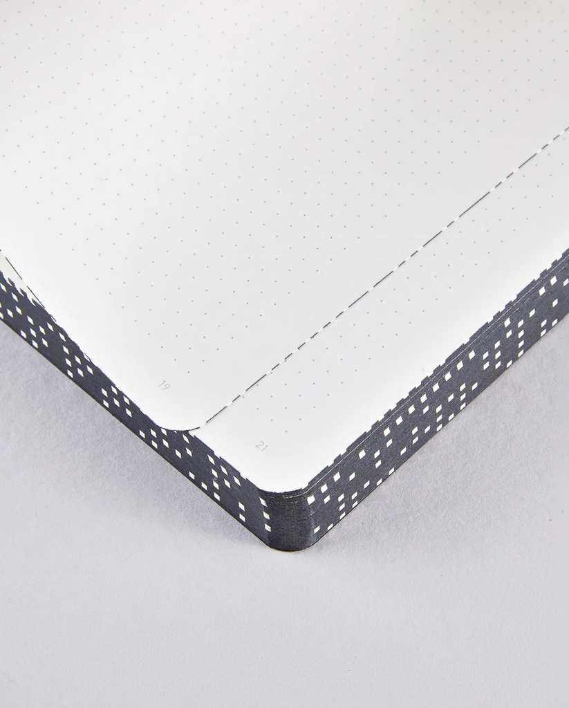 Analog X Notizbuch L, Blick ins Buch, Punktraster und Seitenzahlen