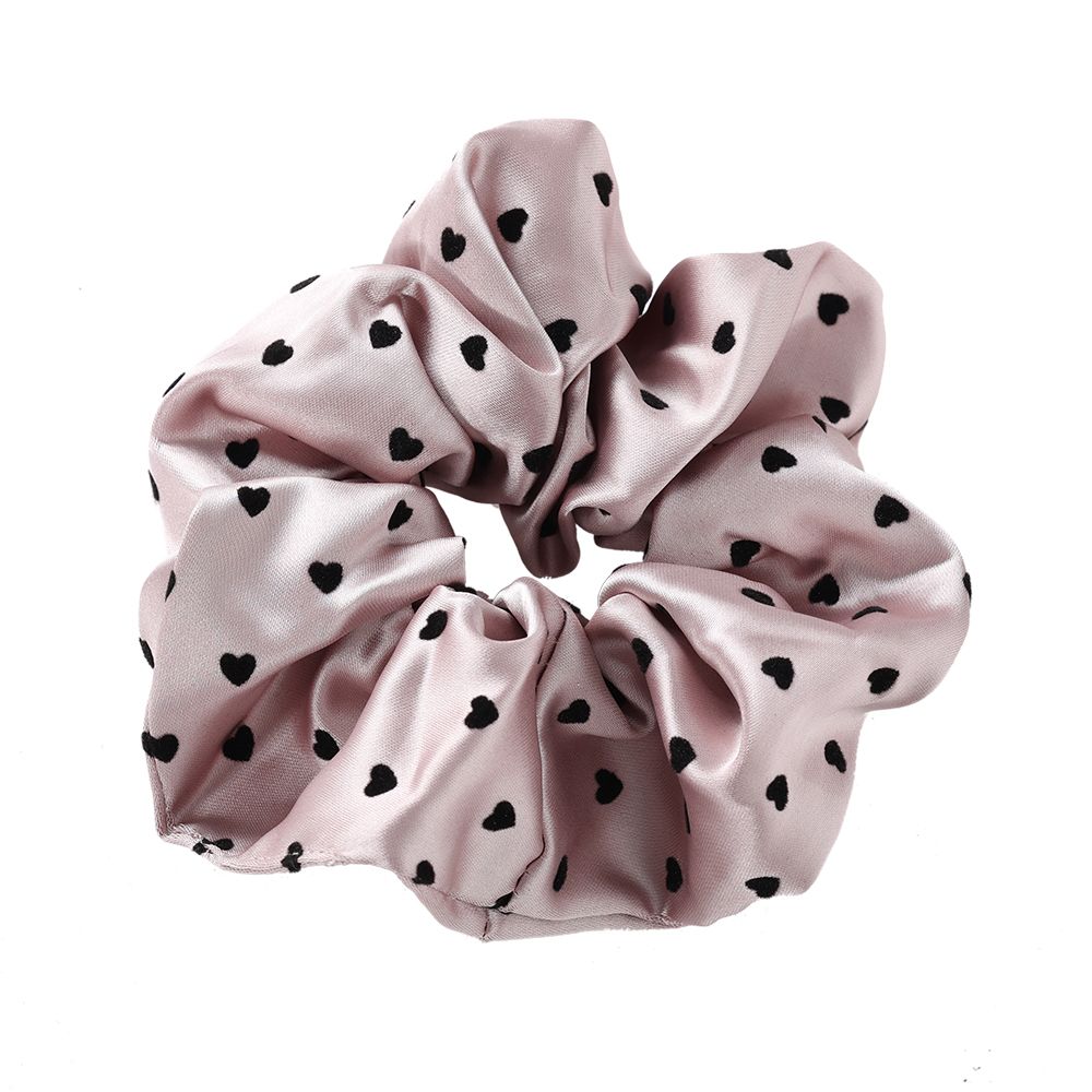 Rosé Scrunchie mit schwarzen kleinen Herzen