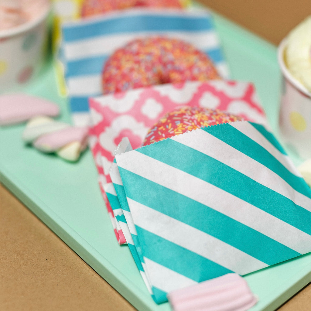 Candy Bags auf einem Tablett mit pinken Donuts