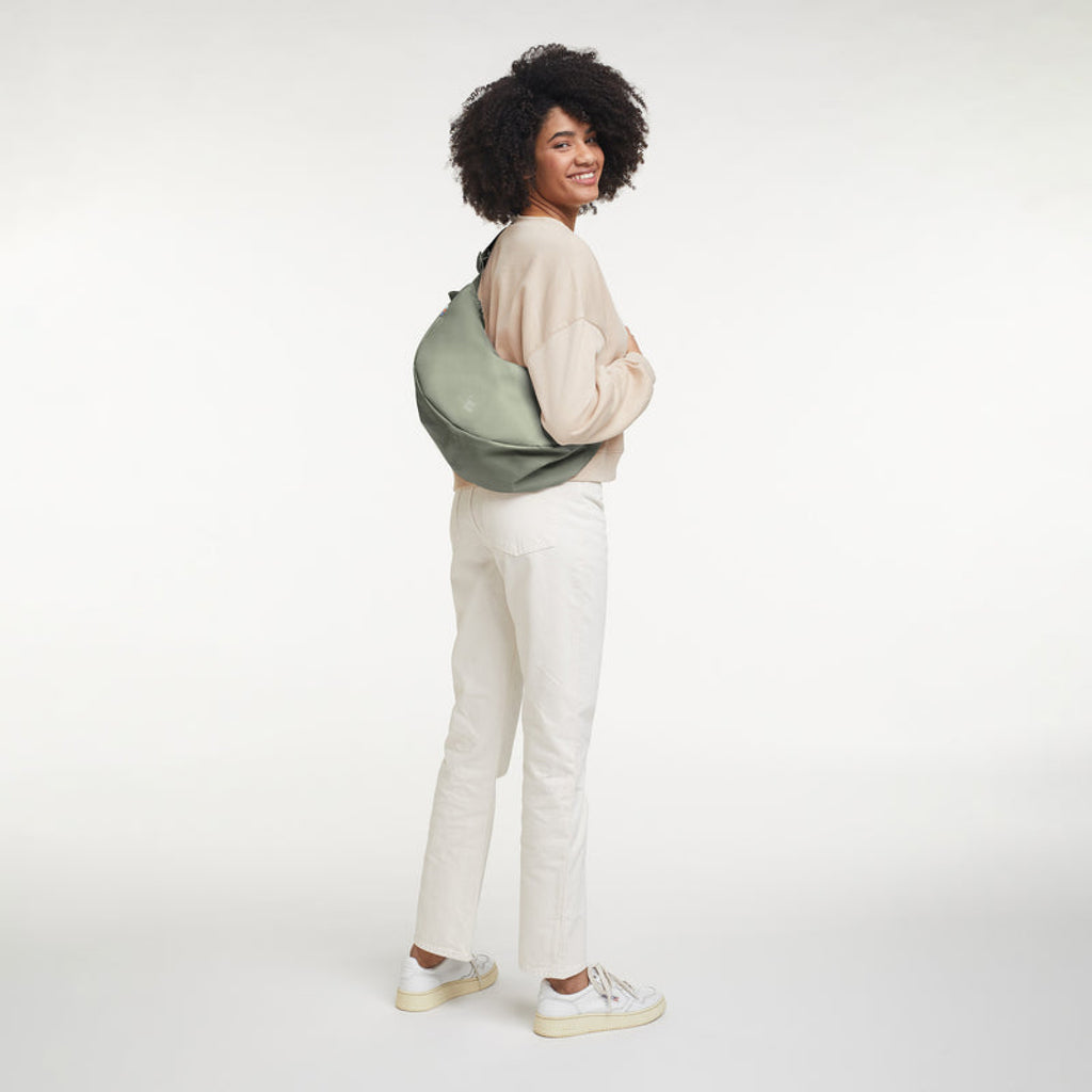 Large Bass X Moon Bag (mintgrün) crossbody getragen von einem Model