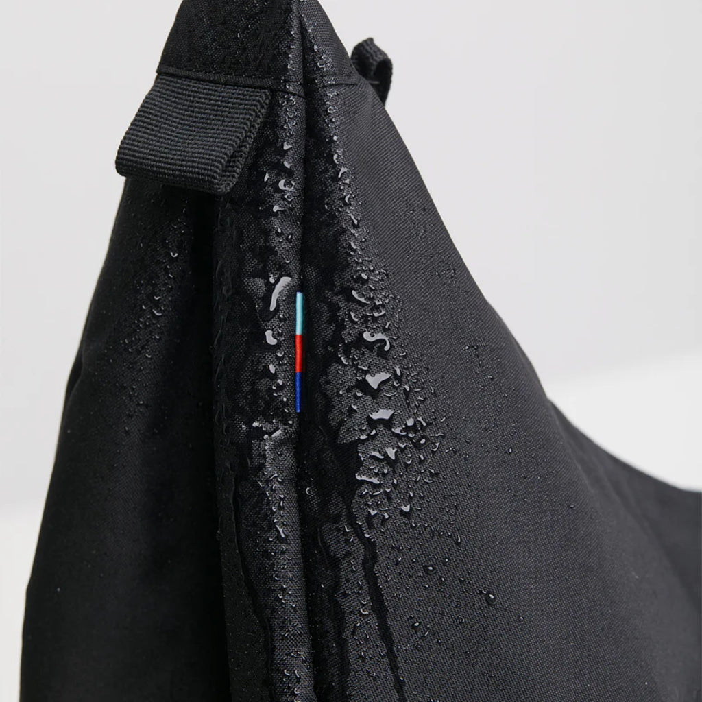 Large Black X Moon Bag (schwarz) Detailansicht mit Wassertropfen