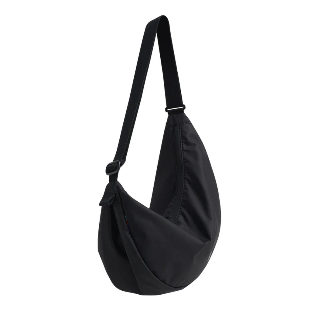 Large Black X Moon Bag (schwarz) von schräg vorne, Freisteller