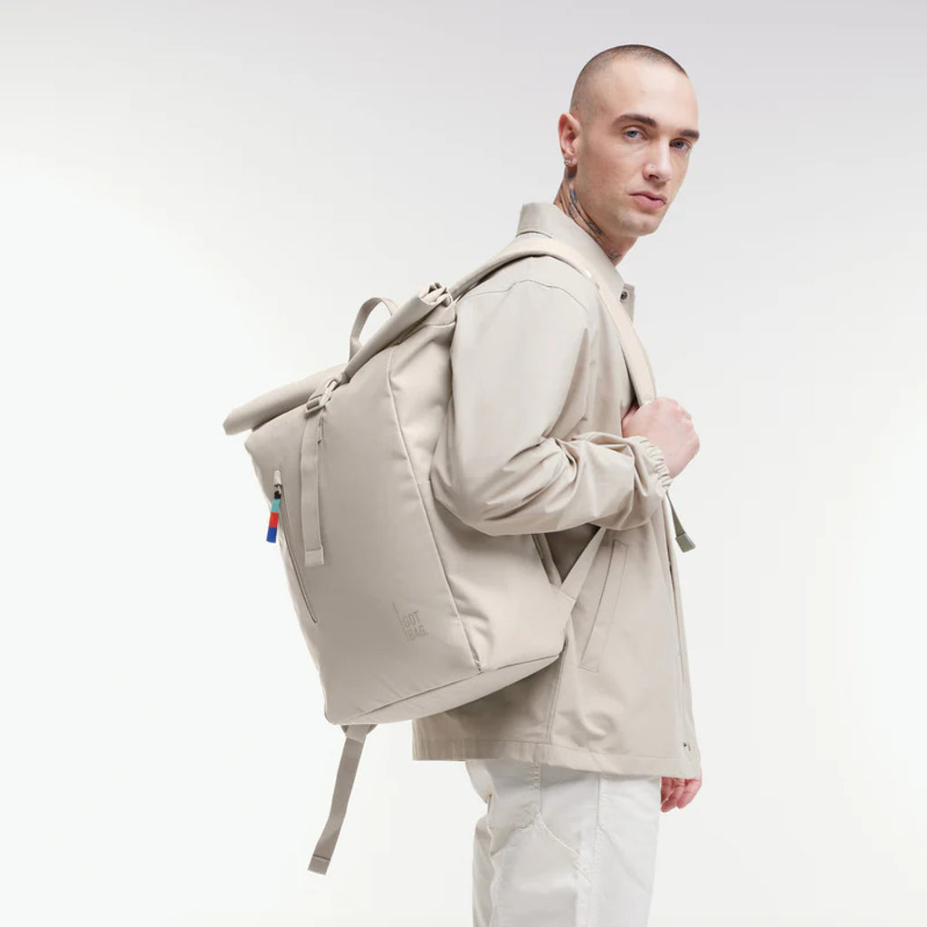 Easy Rolltop X Soft Shell (Muschelweiß), getragen auf einer Schulter von einem Model