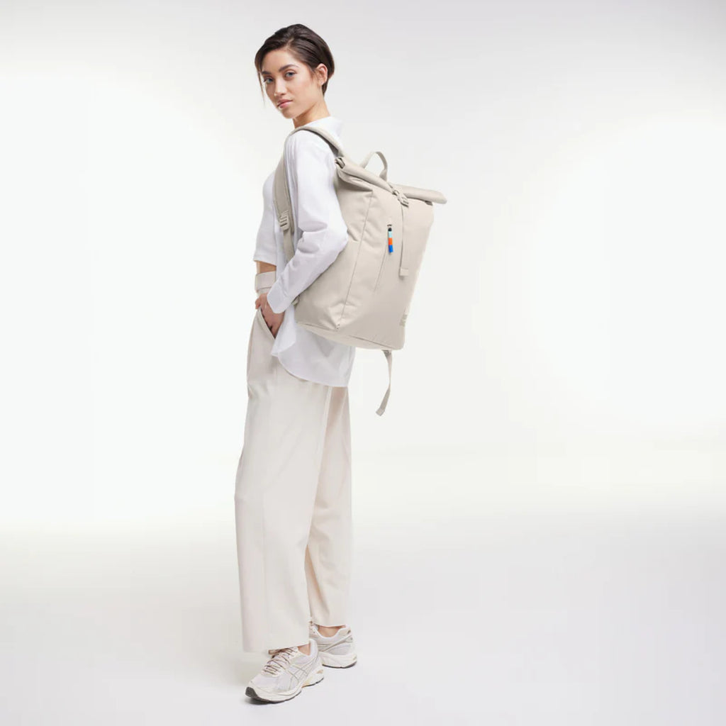 Easy Rolltop X Soft Shell (Muschelweiß), getragen auf einer Schulter von einem Model