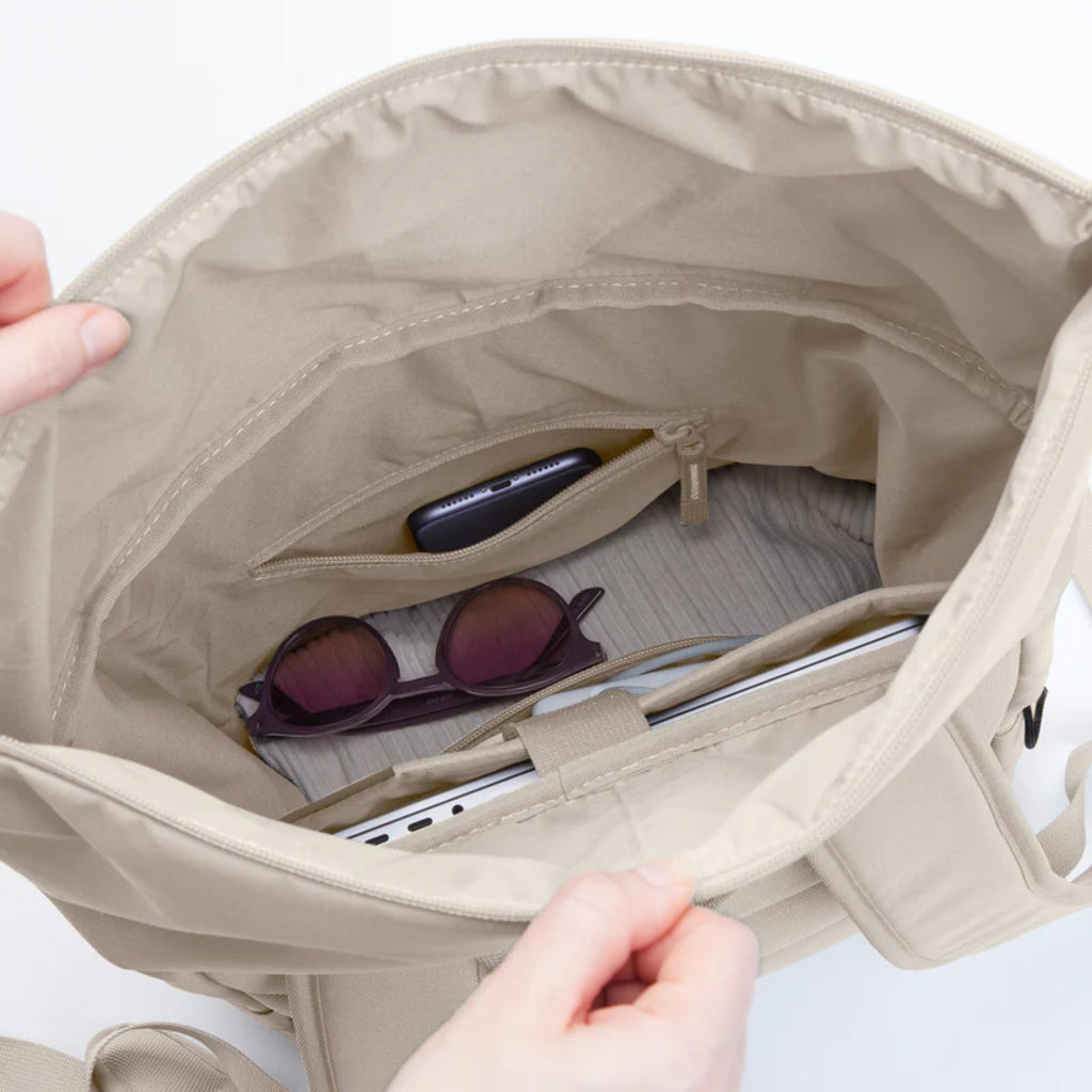 Blick in den Rucksack und auf die Innenfächer