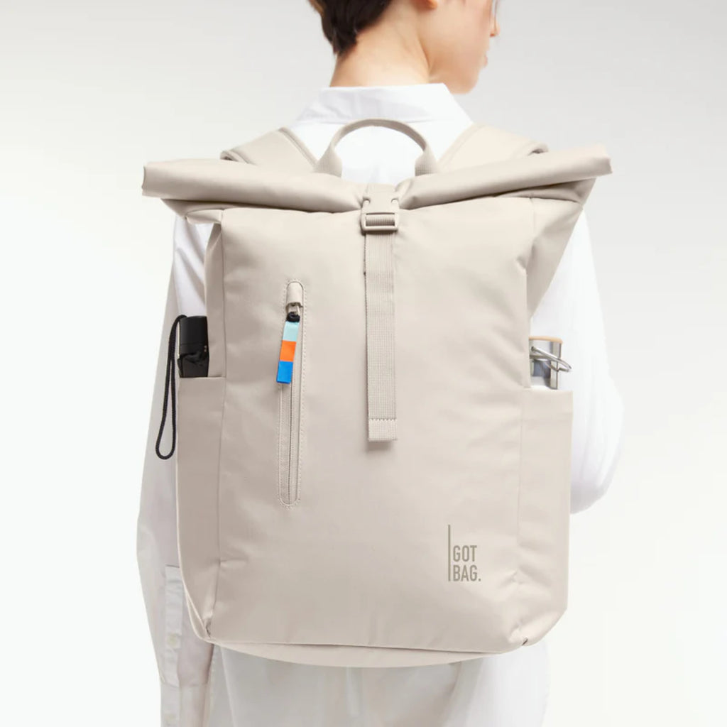 Easy Rolltop X Soft Shell (Muschelweiß) auf dem Rücken eines Models