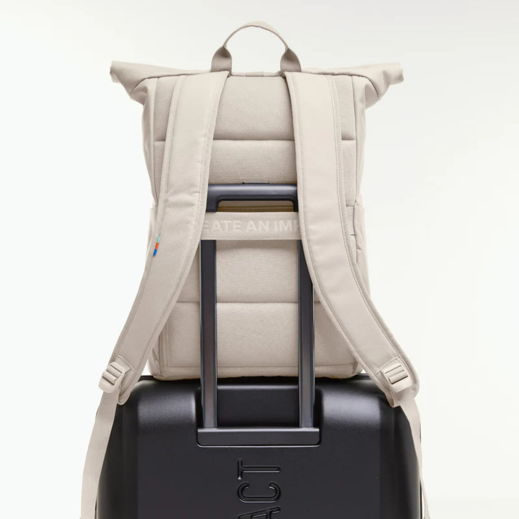 Easy Rolltop X Soft Shell (Muschelweiß), mit dem Kofferstrap auf einem Koffer besfestigt