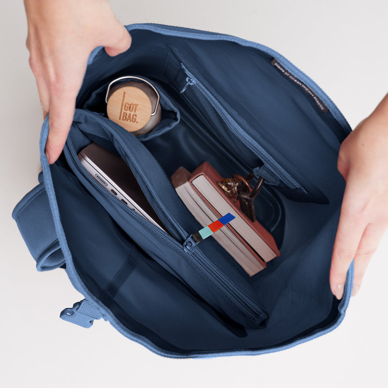 Lite Rolltop 2.0 Ocean Blue (dunkelblau), Blick von oben in den geöffneten Rucksack und auf die Innenfächer