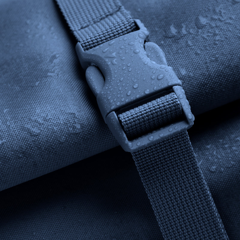 Lite Rolltop 2.0 Ocean Blue (dunkelblau), Detailansicht mit Wassertropfen