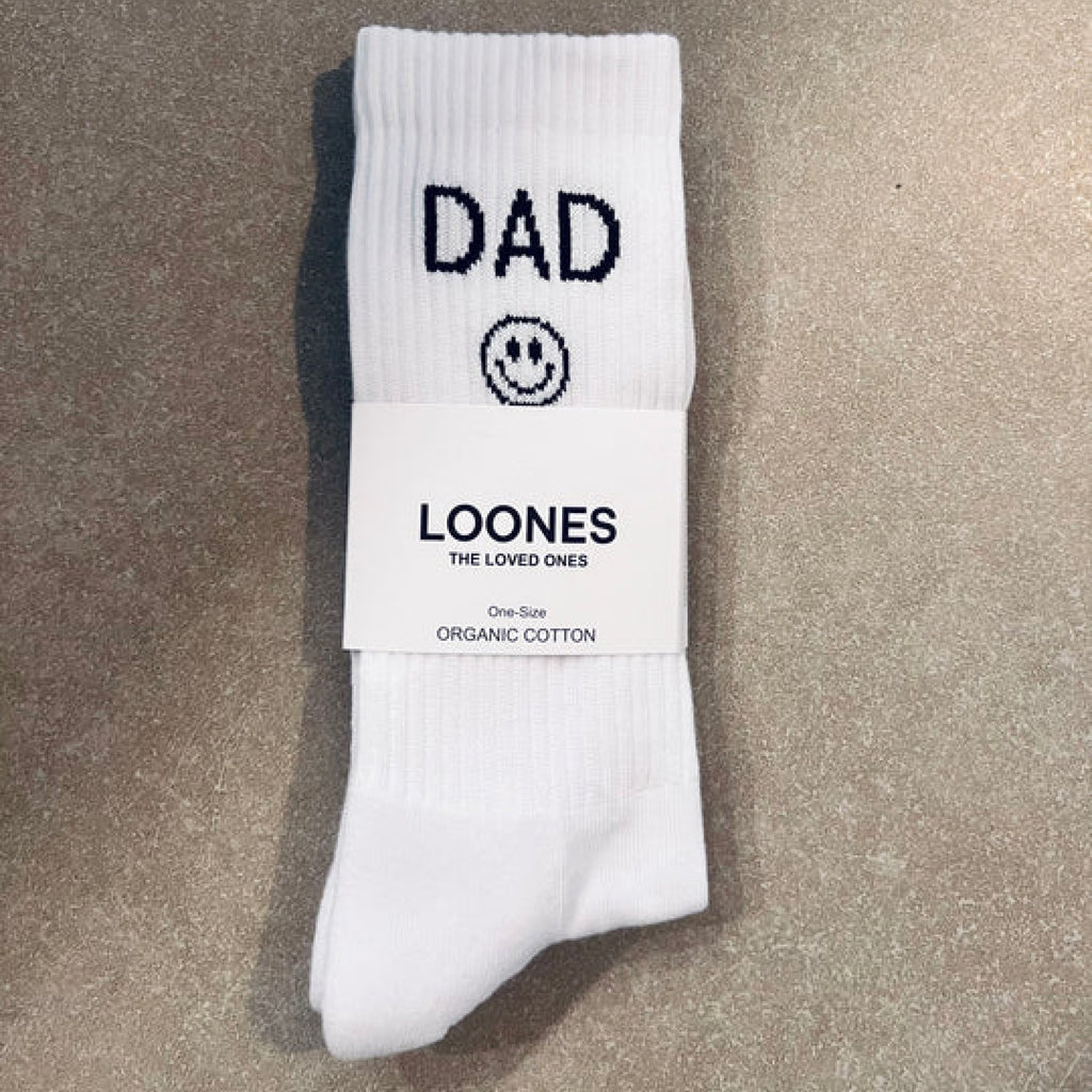 DAD Happy Socks, weiße Tennissocken mit schwarzem Schriftzug DAD und einem Smiley darunter