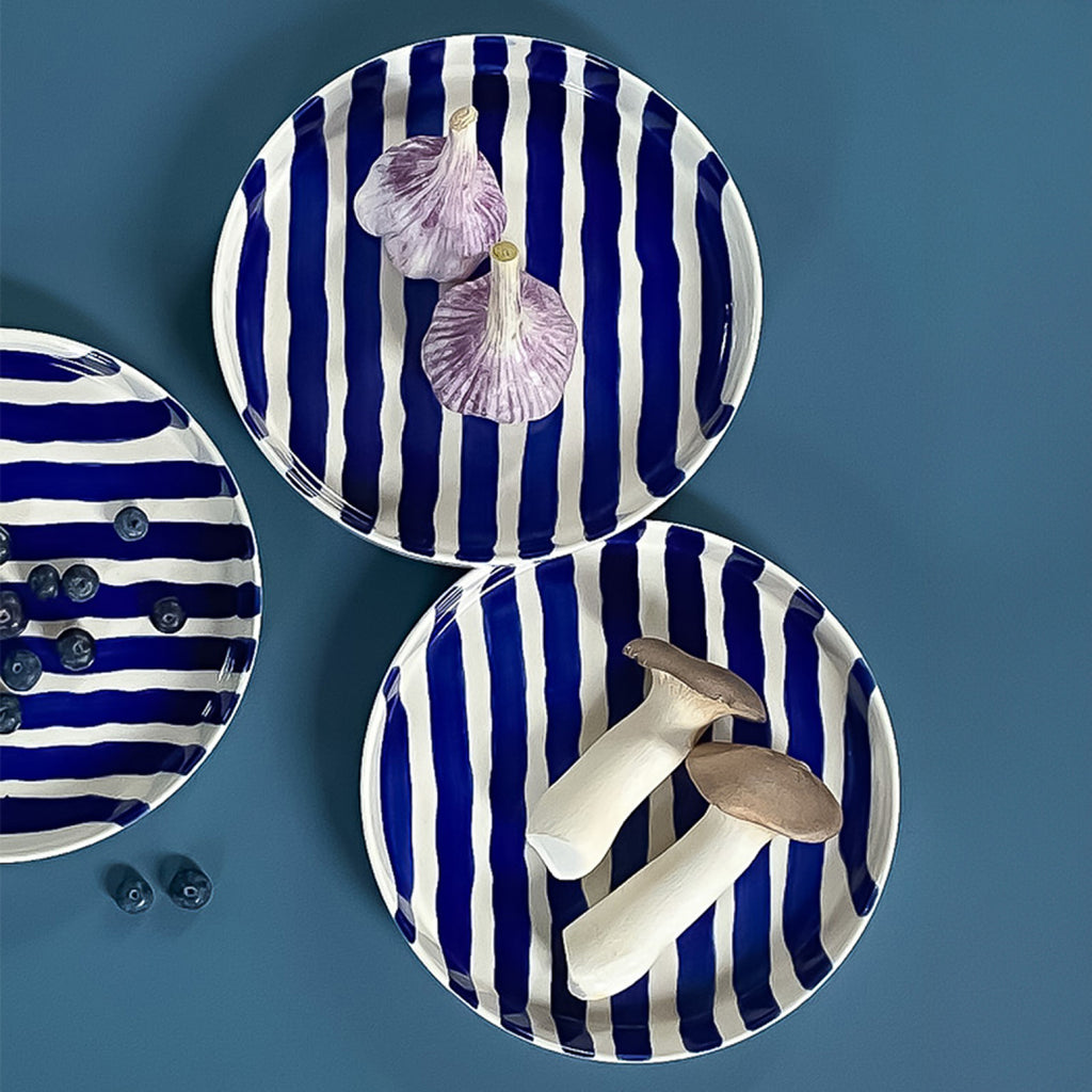 Drei Teller "Stripes" blau-weiß gestreift von oben fotografiert mit Obst und Gemüse