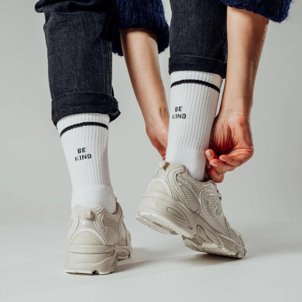 BE KIND X White Statement Socks getragen von einem Model